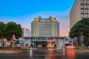 南寧市にあるNanning Qian Xi International Hotelの都心の大きな建物