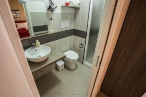 ミラッツォにあるMeridiana B&Bの小さなバスルーム(洗面台、トイレ付)