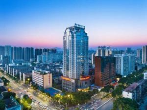une vue d'une ville avec un grand bâtiment dans l'établissement Vienna International Hotel Nanning Railway Station Mingxiu Road Metro Station, à Nanning