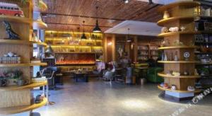 una tienda con chimenea en el medio de una habitación en James Joyce Coffetel Nanchang West Station Nanchang University, en Xinjian 69 fotos más