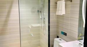 une salle de bain avec une douche, des toilettes et un lavabo dans l'établissement Xana Lite Korla Xiangli Avenue Food Street, à Korla 142 autres photos