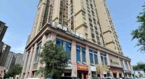 un grand bâtiment avec un grand bâtiment dans l'établissement Xana Lite Korla Shihua Avenue Longquehe, à Korla