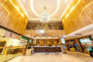 un centre commercial avec un lustre suspendu au plafond dans l'établissement IU Hotel Chongqing Jiangbei International Airport, à Chongqing