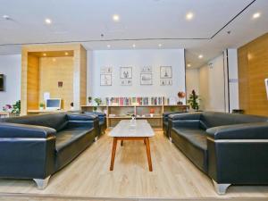 済南市にある7 Days Premium Jinan Gaoxin Qu Wanda Plazaのソファ2つとコーヒーテーブルのあるリビングルーム