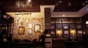 - un hall avec un mur en briques et un lustre dans l'établissement James Joyce Coffetel·Chengde Mountain Resort Toudao Pailou, à Chengde