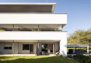 a white house with a lawn in front of it at Turmalin in Überlingen