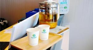 un robot culinaire et deux tasses sur une table dans l'établissement City Comfort Inn Shanghai International Automobile City Tongji University, à Anting Zhan