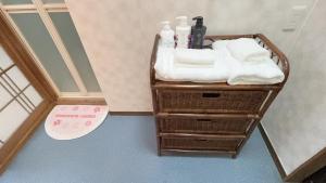 a bathroom with a vanity with towels and a mirror at Sakurakaku - Vacation STAY 20026 in Hirakata +18 photos