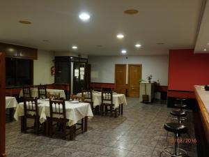 a dining room with tables and chairs in a restaurant at Pension Meson Paz in Puentedeume
