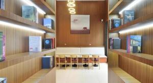 a book store with a bunch of books on shelves at JTOUR Inn Wuhan Changfeng Avenue Garden Expo in Wuhan