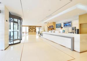 un hall d'entrée d'un hôpital avec un comptoir de réception dans l'établissement City Comfort Inn Wuhan Huangpi Xiangyang Avenue Panlong, à Wuhan