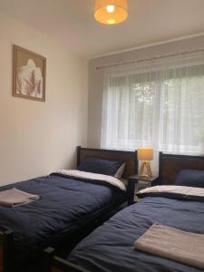 Ένα ή περισσότερα κρεβάτια σε δωμάτιο στο Modern apartment in Glasgow West End, free parking