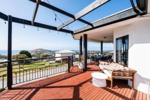 BaeView - Panoramic Group Stay Above Encounter Bay في Encounter Bay: شرفة مطلة على المحيط