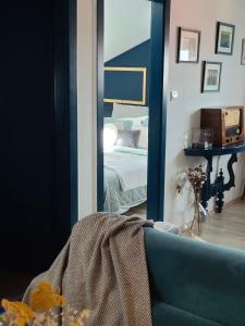 ロヴィニにあるLoreto LYA SEA VIEW APARTMENTSの鏡付きのベッドルーム1室、ベッド1台が備わるベッドルーム1室を提供しています。