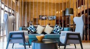 un salon avec un canapé bleu et des chaises dans l'établissement City Comfort Inn Changsha Huanghua Airport Yong'an, à Yong'an