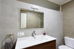 Kúpeľňa v ubytovaní Acà Y Allà Apartamento Alfonso El Batallador + 23 fotografií