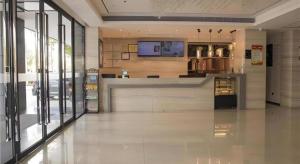 TunchangにあるCity Comfort Inn Hainan Tunchang Changsheng Roadの広い部屋(カウンター付)