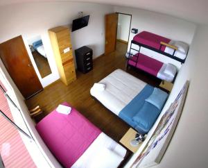an overhead view of a bedroom with two beds at Hostal de la 57 in Manizales