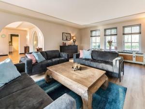 Ruang duduk di Beautiful Villa in Drunen with Private Heated Pool
