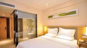 une chambre avec un grand lit blanc et une salle de bain dans l'établissement City Comfort Inn Guiyang Jiefang Road Hongtongcheng, à Guiyang 53 autres photos