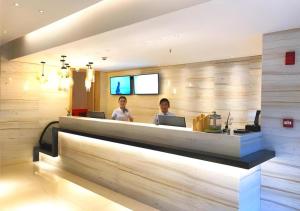 2 personnes assises à la réception dans l'établissement City Comfort Inn Ezhou Hengda, à Ezhou