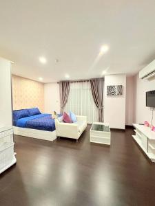 TV/trung tâm giải trí tại Stylist Snug Room at Vidi Condominium Walking to Nimman