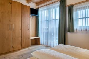 Postel nebo postele na pokoji v ubytování Feldererhof Apt Dolomitenblick