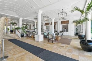 un vestíbulo con mesa, sillas y macetas en Kauai Dreams Escape I, en Lihue