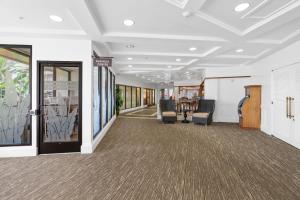 Un pasillo con sillas y mesas en un edificio. en Kauai Dreams Escape I, en Lihue