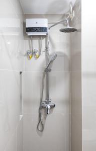 a shower in a bathroom with a shower at Charming Modern 1 BR Loft in Sampong