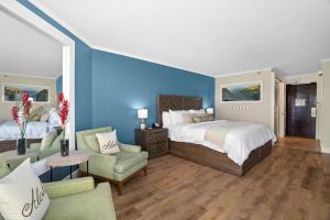 1 dormitorio con paredes azules, 1 cama y 1 silla en Kauai Dreams Escape I, en Lihue 45 fotos más