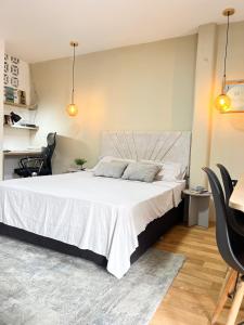 Postel nebo postele na pokoji v ubytování Apto estudio moderno tipo loft cerca a Unicentro