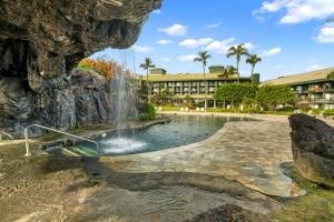 una piscina con una cascada y un complejo en Kauai Dreams Escape I, en Lihue
