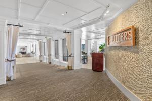 Un pasillo con un cartel de buffet en la pared. en Kauai Dreams Escape I, en Lihue