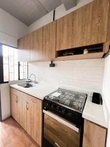 Kuchyň nebo kuchyňský kout v ubytování Apto estudio moderno tipo loft cerca a Unicentro