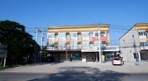 PrathaiにあるCrystal Place Prathaiの建物の前に車が駐車されている