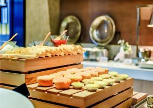 une présentation de différents types de denrées alimentaires sur une table dans l'établissement Echarm Hotel Qianxi High Speed Railway Station, à Qianxi