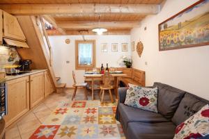 a living room with a couch and a table at Taulain Gotrosio in Valdisotto