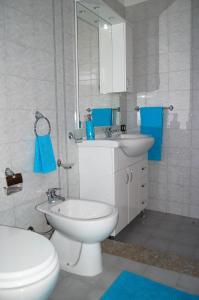 une salle de bain blanche avec toilettes et lavabo dans l'établissement Casa Rebella, à Marsala