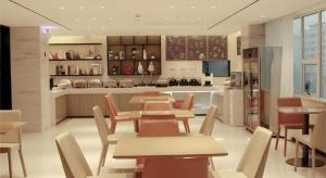 un restaurant avec des tables et des chaises et une cuisine dans l'établissement City Comfort Inn Loudi Sports Center, à Loudi