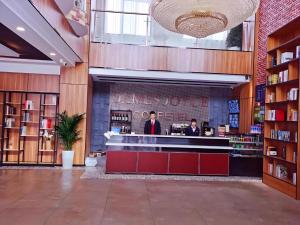 麗江市にあるJames Joyce Coffetel Lijiang Ancient City Dashuicheの二人立ち