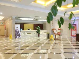 WangguoluにあるGreenTree Alliance Hotel Tongcheng Tong'an Road Beidaoの白黒チェッカーフロアのロビー