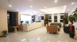 a lobby with a waiting room with chairs and a desk at Shell Hotel Chuzhou Economic Development Zone Internation Shangcheng in Chuzhou