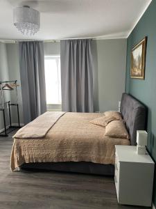 Un dormitorio con una cama grande y una ventana. en Am Bahnhof, en Bersenbrück