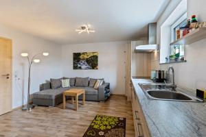 ZwiefaltenにあるFerienwohnung Alpenblickのキッチン、リビングルーム(ソファ付) +13枚の写真