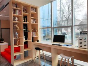 un bureau avec un ordinateur dans une pièce avec une fenêtre dans l'établissement GreenTree Inn Express Shandong Jinin Jiaxiang Railway Station, à Jiaxiang