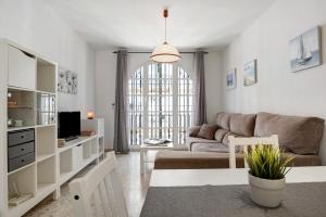 a living room with a couch and a tv at Apartamento Atlántico in Barbate