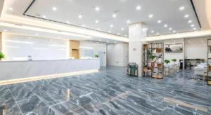 Cette grande chambre dispose d'un hall avec un comptoir. dans l'établissement GreenTree Inn Jiangsu Huai'an Qiangjiangpu District Shuidukou Avenue, à Huai'an