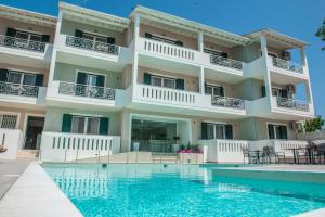 um grande edifício de apartamentos com piscina em Lefkadio Suites em Lefkada