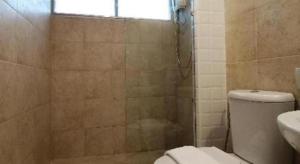 La salle de bains est pourvue de toilettes, d'une douche et d'une fenêtre. dans l'établissement Villa Centro Hua Hin, à Hua Hin 40 autres photos